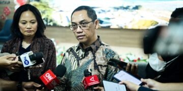 Dirjen Pengawasan Ruang Digital Alexander Sabar dan Kepala Kebijakan Publik WhatsApp dan Messenger Asia Pasifik Esther Samboh memberikan keterangan kepada awak media usai melakukan pertemuan di kantor Kementerian Komdigi, Jakarta Pusat, Rabu (26/08/2026). Foto: Anhar/Komdigi