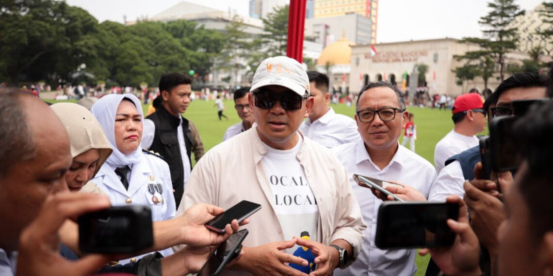 Wali Kota Bandung Muhammad Farhan resmikan pembukaan Alun-alun Bandung bertepatan dengan Pesta Rakyat dalam rangka memperingati HUT ke-81 Republik Indonesia, Senin 17 Agustus 2026.(Foto: Humas Pemkot Bandung)