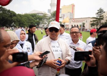 Wali Kota Bandung Muhammad Farhan resmikan pembukaan Alun-alun Bandung bertepatan dengan Pesta Rakyat dalam rangka memperingati HUT ke-81 Republik Indonesia, Senin 17 Agustus 2026.(Foto: Humas Pemkot Bandung)