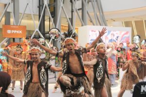 Kolaborasi Tim Muhibah Angklung dengan pegiat kesenian Tanah Air yang lain.