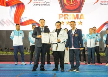 Menpora RI Erick Thohir menerima sabuk kehormatan pada ajang kejuaraan 8th Asian Taekwondo Indonesia Open Championships 2026 di Tennis Indoor Senayan, Minggu (2/8) pagi. (foto:Andre/kemenpora.go.id)