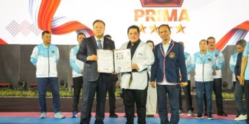 Menpora RI Erick Thohir menerima sabuk kehormatan pada ajang kejuaraan 8th Asian Taekwondo Indonesia Open Championships 2026 di Tennis Indoor Senayan, Minggu (2/8) pagi. (foto:Andre/kemenpora.go.id)