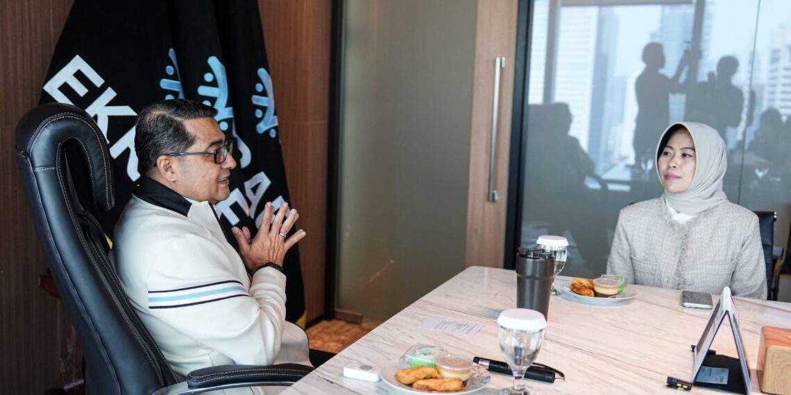 Menteri Ekonomi Kreatif/Kepala Badan Ekonomi Kreatif (Ekraf), Teuku Riefky Harsya (kiri), berdialog dengan Project Founder Kembali Berdjaya Grup , Meta Rosiana (kanan) saat menerima audiensi Kembali Berdjaya Grup di Kantor Kementerian Ekonomi Kreatif, Jakarta, Rabu (12/08/2026).(Dok. Biro Komunikasi Kementerian Ekraf/ Badan Ekonomi Kreatif)