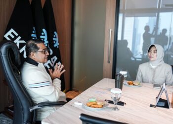 Menteri Ekonomi Kreatif/Kepala Badan Ekonomi Kreatif (Ekraf), Teuku Riefky Harsya (kiri), berdialog dengan Project Founder Kembali Berdjaya Grup , Meta Rosiana (kanan) saat menerima audiensi Kembali Berdjaya Grup di Kantor Kementerian Ekonomi Kreatif, Jakarta, Rabu (12/08/2026).(Dok. Biro Komunikasi Kementerian Ekraf/ Badan Ekonomi Kreatif)