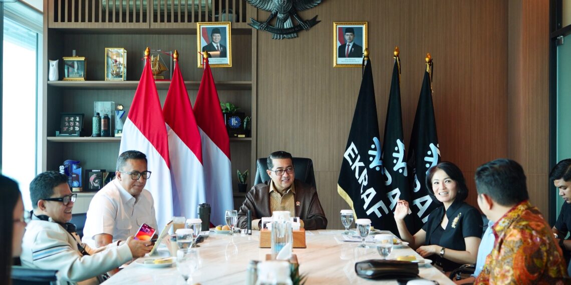 Menteri Ekonomi Kreatif/Kepala Badan Ekonomi Kreatif (Ekraf), Teuku Riefky Harsya, menerima kunjungan penyelenggara Toba Caldera Culture Festival di kantor Kementerian Ekraf, Jakarta, Kamis (20/8/2026).(Foto: Dok. Biro Komunikasi Kementerian Ekraf/ Badan Ekonomi Kreatif)