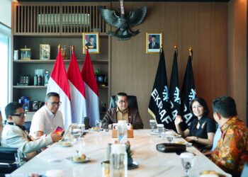 Menteri Ekonomi Kreatif/Kepala Badan Ekonomi Kreatif (Ekraf), Teuku Riefky Harsya, menerima kunjungan penyelenggara Toba Caldera Culture Festival di kantor Kementerian Ekraf, Jakarta, Kamis (20/8/2026).(Foto: Dok. Biro Komunikasi Kementerian Ekraf/ Badan Ekonomi Kreatif)