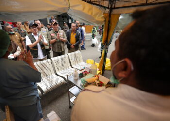 Kepala BNPB Letjen TNI Dr. Suharyanto S.Sos., M.M., (topi rompi tundra) bersama Menko PMK Pratikno (topi kemeja putih rompi hitam) saat mengunjungi Rumah Sakit Umum Daerah (RSUD) Manggarai, yang terdampak gempabumi M 7,7 di Ruteng, Kabupaten Manggarai, Nusa Tenggara Timur, Minggu (16/8). (Foto: Bidang Komunikasi Kebencanaan/Danung Arifin)