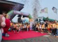 Wakil Menteri Ekonomi Kreatif/Wakil Kepala Badan Ekonomi Kreatif (Ekraf), Irene Umar (kedua kanan) bersama Wakil Menteri Pemberdayaan Perempuan dan Perlindungan Anak, Veronica Tan(kanan) saat melepas peserta Baba Lili Tata (BaLiTa) Run 20226 di Batavia PIK, Jakarta, Minggu (16/08/2026).(Foto: Dok. Kemen Ekraf)