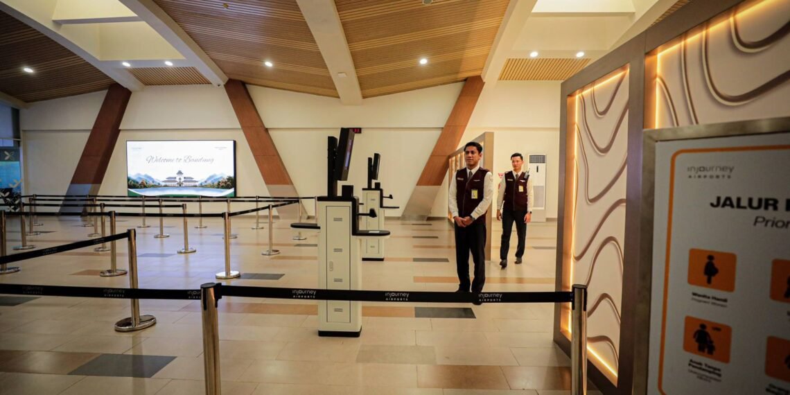 Disbudpar atau Dinas Kebudayaan dan Pariwisata Kota Bandung terus memperkuat branding pariwisata di Salah satu sudut di Bandara Internasional Husein Sastranegara Bandung seiring kembali beroperasinya penerbangan komersial. Disbudpar Kota Bandung terus memperkuat branding pariwisata.(Foto: Humas Pemkot Bandung)