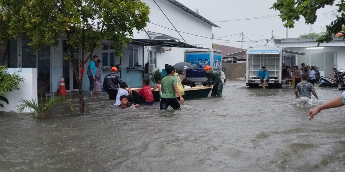 Tim gabungan melakukan evakuasi warga yang terdampak banjir di sejumlah wilayah di Kota Padang pada Senin (3/8). (Foto: BPBD Kota Padang)