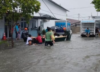 Tim gabungan melakukan evakuasi warga yang terdampak banjir di sejumlah wilayah di Kota Padang pada Senin (3/8). (Foto: BPBD Kota Padang)