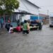 Tim gabungan melakukan evakuasi warga yang terdampak banjir di sejumlah wilayah di Kota Padang pada Senin (3/8). (Foto: BPBD Kota Padang)