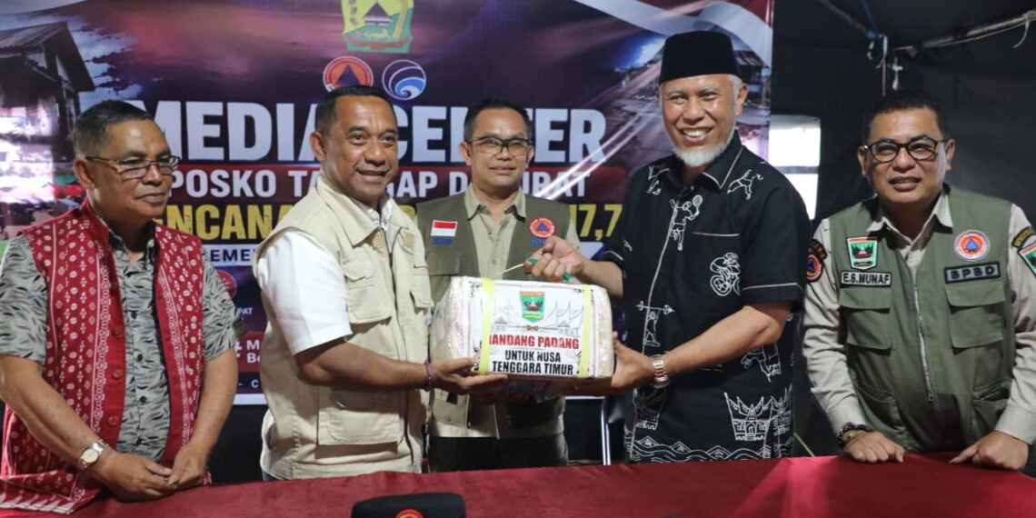 Gubernur Sumatera Barat Mahyeldi Ansharullah, S.P., (kemeja hitam), Deputi Bidang Pencegahan BNPB, Abdul Muhari, Ph.D., (rompi hijau) dan Bupati Manggarai Herybertus G.L Nabit (rompi dan kemeja putih) saat berdialog dan serah terima bantuan rendang di Posko Kabupaten Manggarai, Nusa Tenggara Timur pada Selasa (25/8). (Foto: Bidang Komunikasi Kebencanaan / Muhammad Arfari Dwiatmodjo)