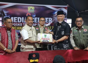 Gubernur Sumatera Barat Mahyeldi Ansharullah, S.P., (kemeja hitam), Deputi Bidang Pencegahan BNPB, Abdul Muhari, Ph.D., (rompi hijau) dan Bupati Manggarai Herybertus G.L Nabit (rompi dan kemeja putih) saat berdialog dan serah terima bantuan rendang di Posko Kabupaten Manggarai, Nusa Tenggara Timur pada Selasa (25/8). (Foto: Bidang Komunikasi Kebencanaan / Muhammad Arfari Dwiatmodjo)