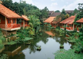 Unit properti di tepi kolam di Ahadiat Hotel dan Bungalow Kota Bandung.(Foto: Istimewa)