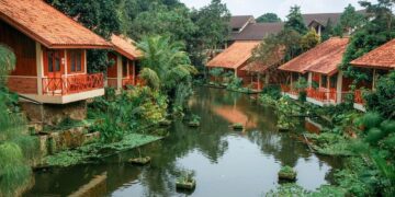 Unit properti di tepi kolam di Ahadiat Hotel dan Bungalow Kota Bandung.(Foto: Istimewa)