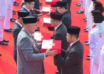 Bupati Bogor Rudy Susmanto menyerahkan Bendera Merah Putih kepada 40 kecamatan se-Kabupaten Bogor, di Alun-Alun Kabupaten Bogor, Rabu (12/8).(Foto: Humas Pemkab Bogor)
