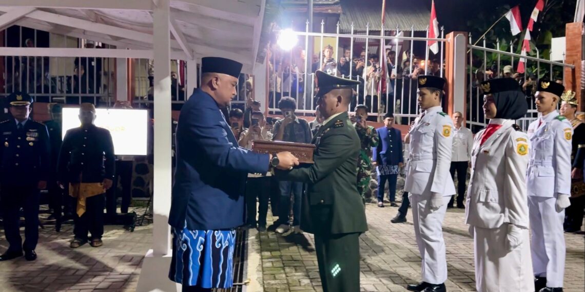Bupati Bogor Rudy Susmanto di acara penjemputan bendera pusaka di rumah sejarah bekas kantor Bupati Bogor pada masa revolusi fisik di Desa Malasari, Nanggung, Ahad (9/8).(Foto: Humas Pemkab Bogor)