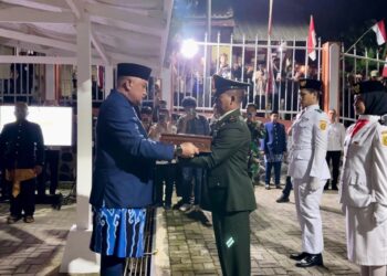 Bupati Bogor Rudy Susmanto di acara penjemputan bendera pusaka di rumah sejarah bekas kantor Bupati Bogor pada masa revolusi fisik di Desa Malasari, Nanggung, Ahad (9/8).(Foto: Humas Pemkab Bogor)