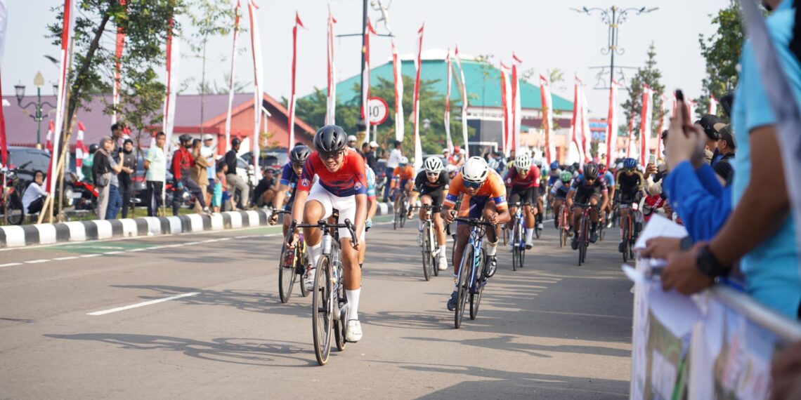Pemerintah Kabupaten (Pemkab) Bogor bekerjasama dengan KONI Kabupaten Bogor, Cycling Federation Kabupaten Bogor, dan pihak terkait lainnya menyemarakkan peringatan Hari Ulang Tahun (HUT) ke-81 Kemerdekaan Republik Indonesia melalui penyelenggaraan Bupati Bogor Cup 2026 Tour Malasari Halimun Salak Seri Kedua, Sabtu (8/8).(Foto: Humas Pemkab Bogor)