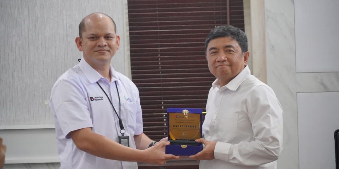 Bupati Garut, Abdusy Syakur Amin (kanan) dan Manager Penjualan Jabar 3 PT Pupuk Indonesia, Teuku Reza Pratama. Hingga akhir Juli 2026 penyaluran pupuk bersubsidi di Kabupaten Garut telah mencapai sekitar 50 persen dari total alokasi tahun 2026.(Foto: Muhamad Azi Zulhakim/Diskominfo Kab. Garut)