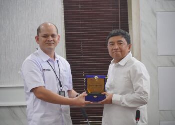 Bupati Garut, Abdusy Syakur Amin (kanan) dan Manager Penjualan Jabar 3 PT Pupuk Indonesia, Teuku Reza Pratama. Hingga akhir Juli 2026 penyaluran pupuk bersubsidi di Kabupaten Garut telah mencapai sekitar 50 persen dari total alokasi tahun 2026.(Foto: Muhamad Azi Zulhakim/Diskominfo Kab. Garut)