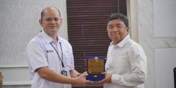 Bupati Garut, Abdusy Syakur Amin (kanan) dan Manager Penjualan Jabar 3 PT Pupuk Indonesia, Teuku Reza Pratama. Hingga akhir Juli 2026 penyaluran pupuk bersubsidi di Kabupaten Garut telah mencapai sekitar 50 persen dari total alokasi tahun 2026.(Foto: Muhamad Azi Zulhakim/Diskominfo Kab. Garut)