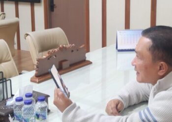 Bupati Kuningan Dian Rachmat Yanuar menyikapi tertundanya keberangkatan 95 jemaah umrah asal Kabupaten Kuningan.(Foto: Humas Pemkab Kuningan)