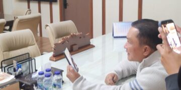 Bupati Kuningan Dian Rachmat Yanuar menyikapi tertundanya keberangkatan 95 jemaah umrah asal Kabupaten Kuningan.(Foto: Humas Pemkab Kuningan)
