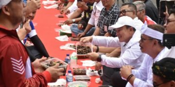 Bupati Kuningan Dian Rachmat Yanuar memperlihatkan hidangan tutut di BUMDes Festival Jawa Barat 2026.(Foto: Humas Pemkab Kuningan)