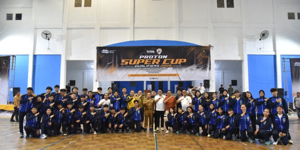 Bupati Kuningan lepas Tim Futsal.(Foto: Dok. Humas/Diskominfo Kab. Kuningan)