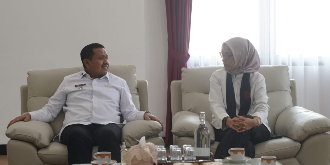 Bupati Sumedang Dony Ahmad Munir dan Menteri Pendayagunaan Aparatur Negara dan Reformasi Birokrasi (PANRB) Rini Widyantini di Command Center Sumedang, Rabu (12/8/2026).(Foto: Humas Pemkab Sumedang)