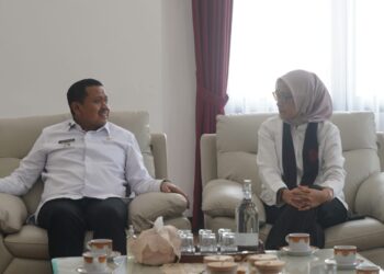 Bupati Sumedang Dony Ahmad Munir dan Menteri Pendayagunaan Aparatur Negara dan Reformasi Birokrasi (PANRB) Rini Widyantini di Command Center Sumedang, Rabu (12/8/2026).(Foto: Humas Pemkab Sumedang)