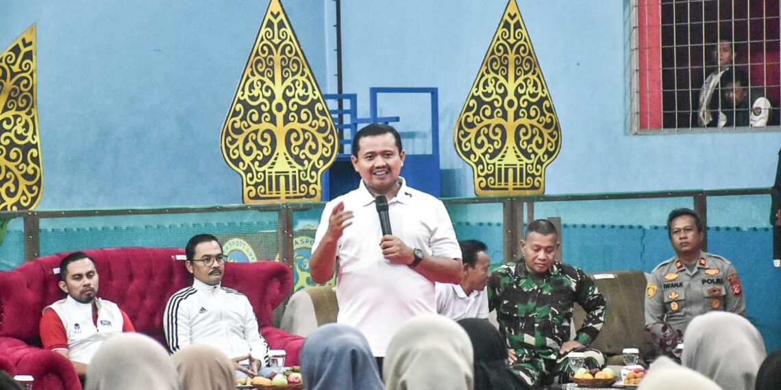 Bupati Sumedang Dony Ahmad Munir membuka Turnamen Bulu Tangkis Cakra Buana Cup III di GOR Cakrabuana, Kampung Cikeuyeup Desa Ciptasari Kecamatan Pamulihan, Selasa (25/8/2026) malam.(Foto: Humas Pemkab Sumedang)