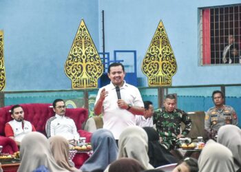 Bupati Sumedang Dony Ahmad Munir membuka Turnamen Bulu Tangkis Cakra Buana Cup III di GOR Cakrabuana, Kampung Cikeuyeup Desa Ciptasari Kecamatan Pamulihan, Selasa (25/8/2026) malam.(Foto: Humas Pemkab Sumedang)