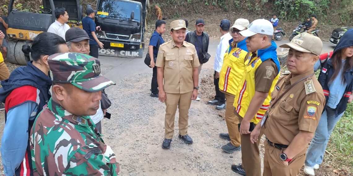 Bupati Sumedang Dony Ahmad Munir meninjau pekerjaan jalan.(Foto: Humas Pemkab Sumedang)