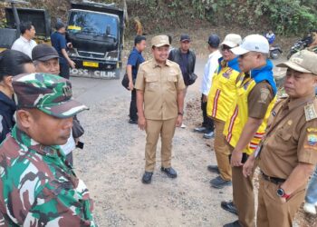 Bupati Sumedang Dony Ahmad Munir meninjau pekerjaan jalan.(Foto: Humas Pemkab Sumedang)