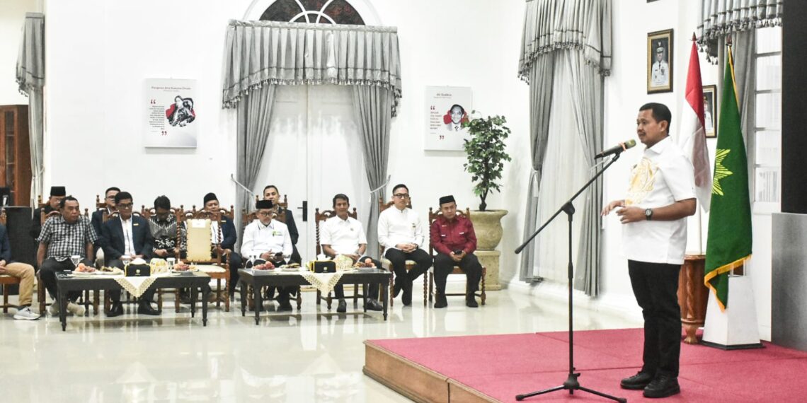 Bupati Sumedang Dony Ahmad Munir saat menjadi keynote speaker pada acara Pelantikan Tasykil DPD HIPPI Sumedang di Gedung Negara, Kamis (13/8/2026).(Foto: Humas Pemkab Sumedang)