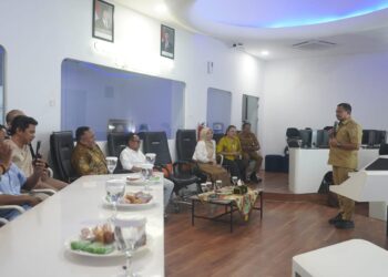 Bupati Sumedang Dony Ahmad Munir menerima kedatangan pengurus IKA Unpad di Command Center Sumedang, Senin (3/8/2026).(Foto: Humas Pemkab Sumedang)