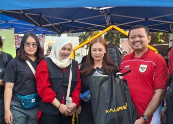 Bupati Sumedang Dony Ahmad Munir saat melihat stan Kalibre di Dwipapuri Merdeka Fest 2026 Kawasan Industri Dwipapuri, Cimanggung, Sabtu (22/8/2026) dilansir laman Pemkab Sumedang.(Foto: Humas Pemkab Sumedang)
