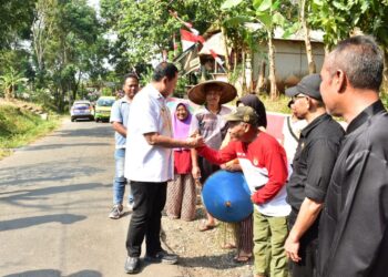 Bupati Sumedang Dony Ahmad Munir meninjau proyek perbaikan jalan.(Foto: Humas Pemkab Sumedang)