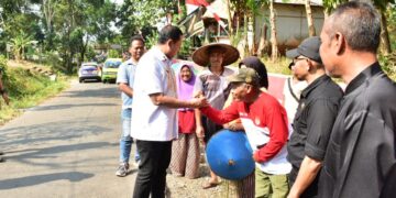 Bupati Sumedang Dony Ahmad Munir meninjau proyek perbaikan jalan.(Foto: Humas Pemkab Sumedang)