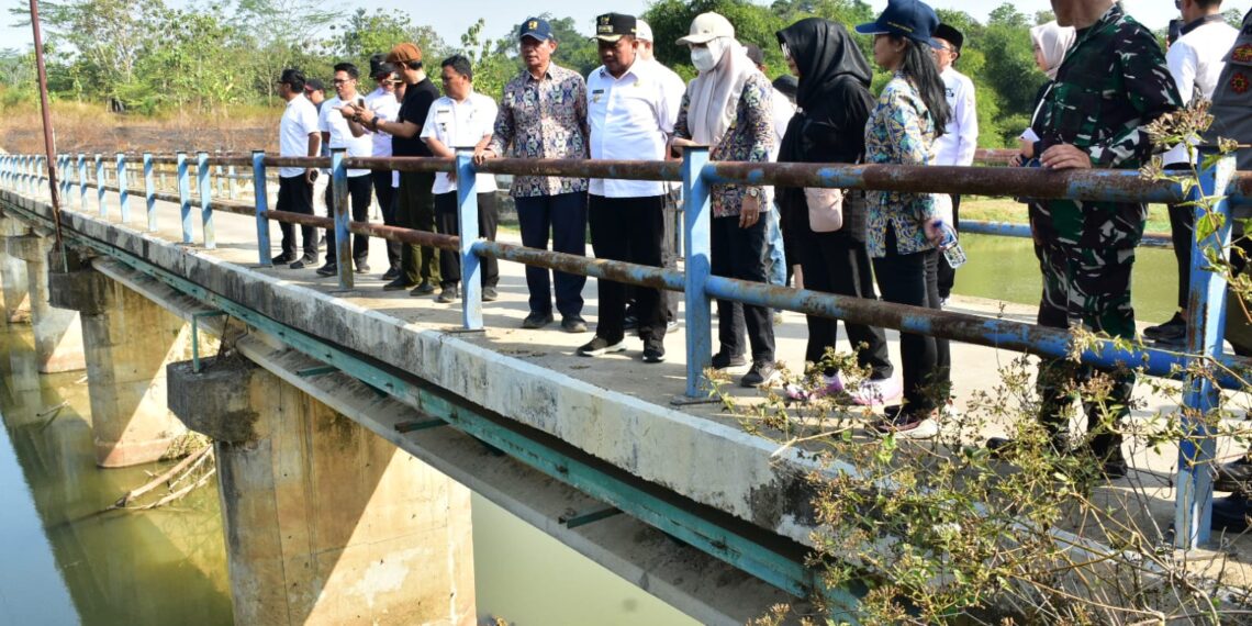 Bupati Sumedang Sony Ahmad Munir beserta jajaran meninjau Bendung Rengrang.(Foto: Humas Pemkab Sumedang)