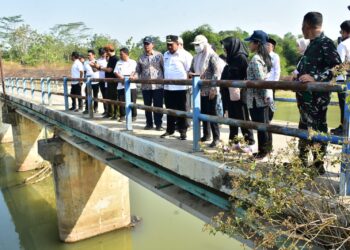 Bupati Sumedang Sony Ahmad Munir beserta jajaran meninjau Bendung Rengrang.(Foto: Humas Pemkab Sumedang)