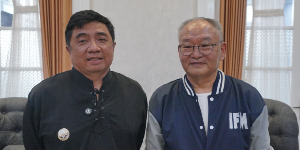 Bupati Garut, Abdusy Syakur Amin, menerima kunjungan silaturahmi Dosen Praktisi Industri Fakultas Pertanian Universitas Padjadjaran (Unpad), Dr. Chung KyongHo, di Ruang Pamengkang, Kecamatan Garut Kota, Kabupaten Garut, Kamis (6/8/2026).(Foto: Muhamad Azi Zulhakim/Diskominfo Kab. Garut)