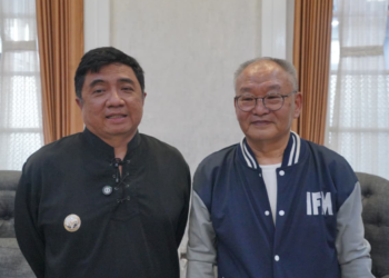 Bupati Garut, Abdusy Syakur Amin, menerima kunjungan silaturahmi Dosen Praktisi Industri Fakultas Pertanian Universitas Padjadjaran (Unpad), Dr. Chung KyongHo, di Ruang Pamengkang, Kecamatan Garut Kota, Kabupaten Garut, Kamis (6/8/2026).(Foto: Muhamad Azi Zulhakim/Diskominfo Kab. Garut)
