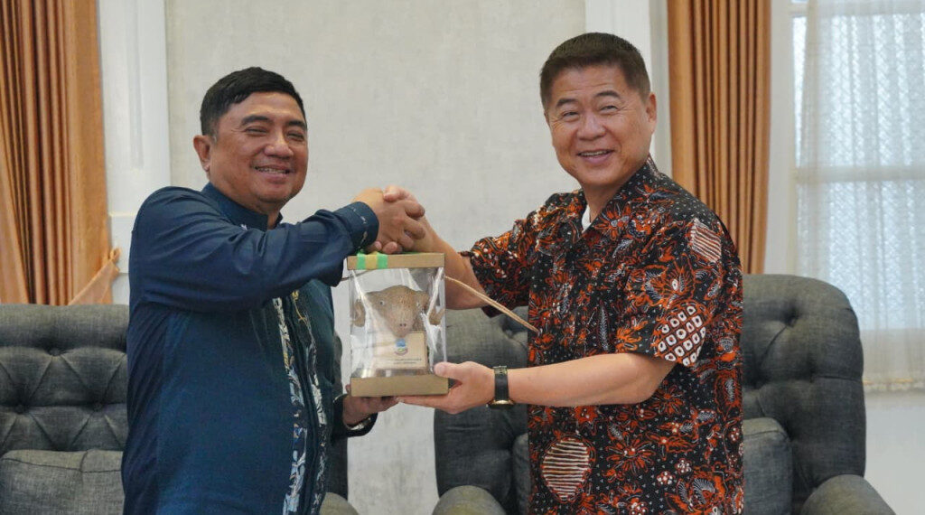 Bupati Garut, Abdusy Syakur Amin, menerima kunjungan resmi Wali Kota Sue Machi, Prefektur Fukuoka, Jepang, Shuichi Hiramatsu, di Ruang Pamengkang, Kecamatan Garut Kota, Kabupaten Garut, Jumat (21/8/2026).(Foto: Muhamad Azi Zulhakim/Diskominfo Kabupaten Garut)