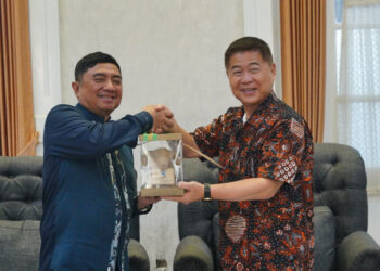 Bupati Garut, Abdusy Syakur Amin, menerima kunjungan resmi Wali Kota Sue Machi, Prefektur Fukuoka, Jepang, Shuichi Hiramatsu, di Ruang Pamengkang, Kecamatan Garut Kota, Kabupaten Garut, Jumat (21/8/2026).(Foto: Muhamad Azi Zulhakim/Diskominfo Kabupaten Garut)