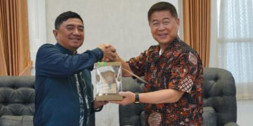 Bupati Garut, Abdusy Syakur Amin, menerima kunjungan resmi Wali Kota Sue Machi, Prefektur Fukuoka, Jepang, Shuichi Hiramatsu, di Ruang Pamengkang, Kecamatan Garut Kota, Kabupaten Garut, Jumat (21/8/2026).(Foto: Muhamad Azi Zulhakim/Diskominfo Kabupaten Garut)