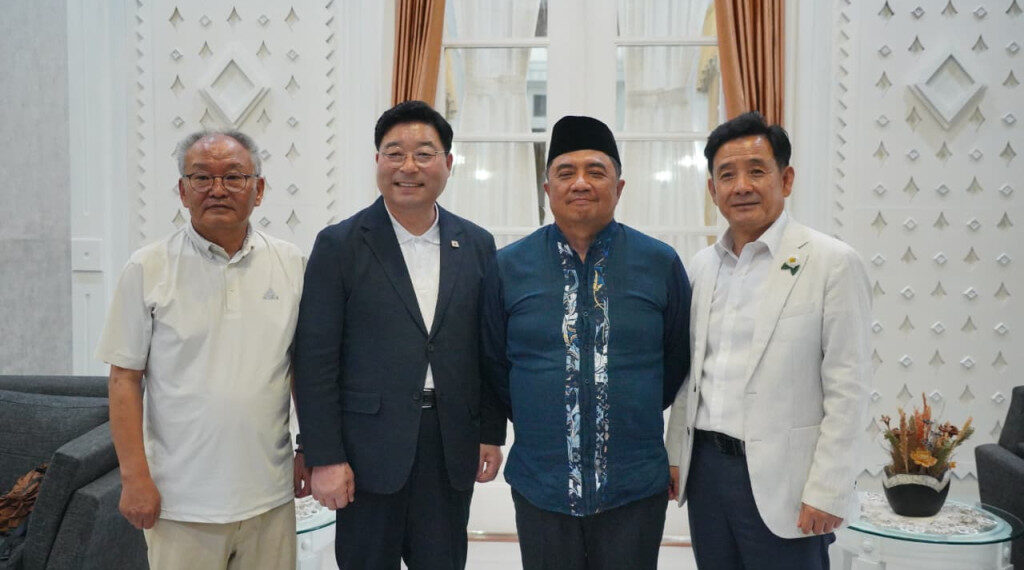 Bupati Garut, Abdusy Syakur Amin, menerima kunjungan kerja delegasi Korea Selatan dalam rangka membahas rencana kerja sama bidang pertanian di Ruang Pamengkang, Kecamatan Garut Kota, Kabupaten Garut, Jumat (21/8/2026).(Foto: Muhamad Azi Zuhakim/Diskominfo Kab. Garut)
